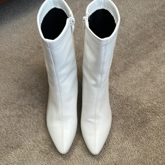 Shoes - Elegant White Women's Boots size 7.5-8